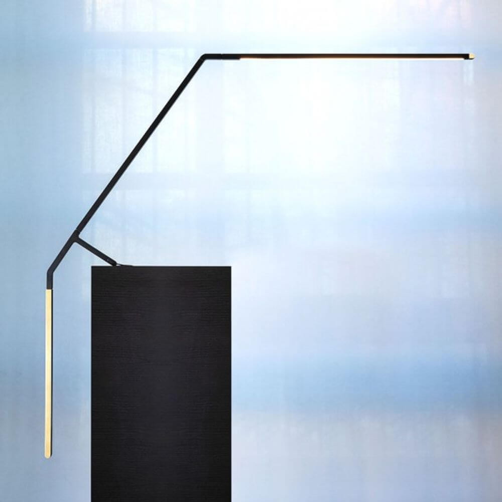 Nemo Bird LED Tischlampe mit Gestensteuerung, moderne Tischleuchte aus Aluminium und Messing.