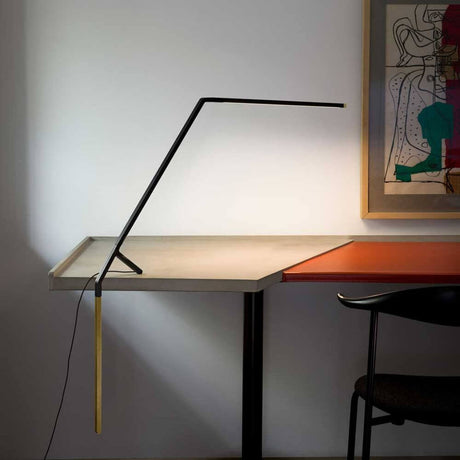 Nemo Bird LED Tischlampe mit Gestensteuerung auf einem Tisch in einem modernen Raum.