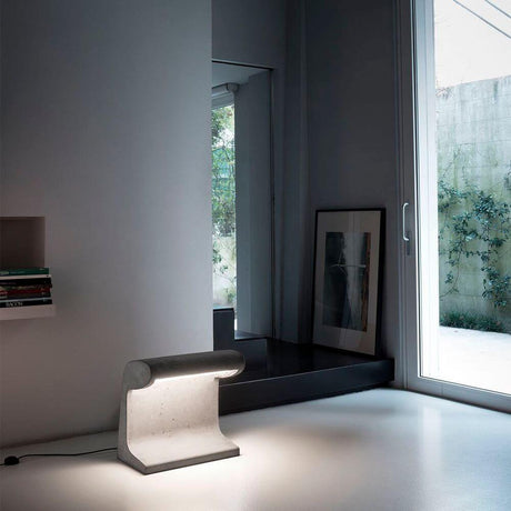Nemo Borne Béton Petite LED Tischlampe im modernen Wohnraum, aus Zement gefertigt, einzigartiges Design.