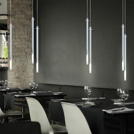 Nemo Canna Nuda Glas Hängeleuchte silber in einem eleganten Restaurant mit modernen Sitzgelegenheiten.