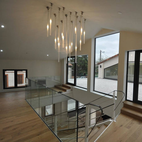 Applique et plafonnier en verre Nemo Canna Nuda argenté dans un espace de vie moderne avec escalier et grandes fenêtres
