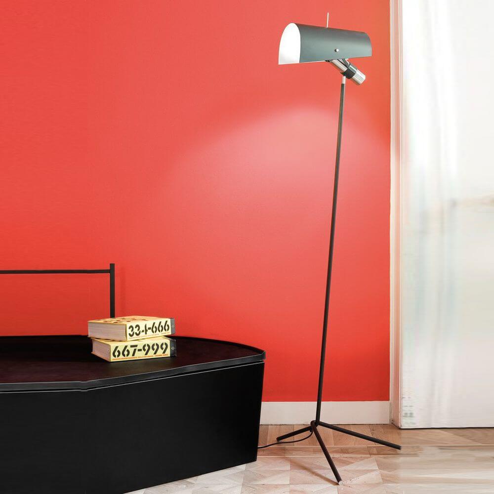 Nemo Claritas Stehlampe 164cm schwarz in einem modernen Wohnraum mit roter Wand.