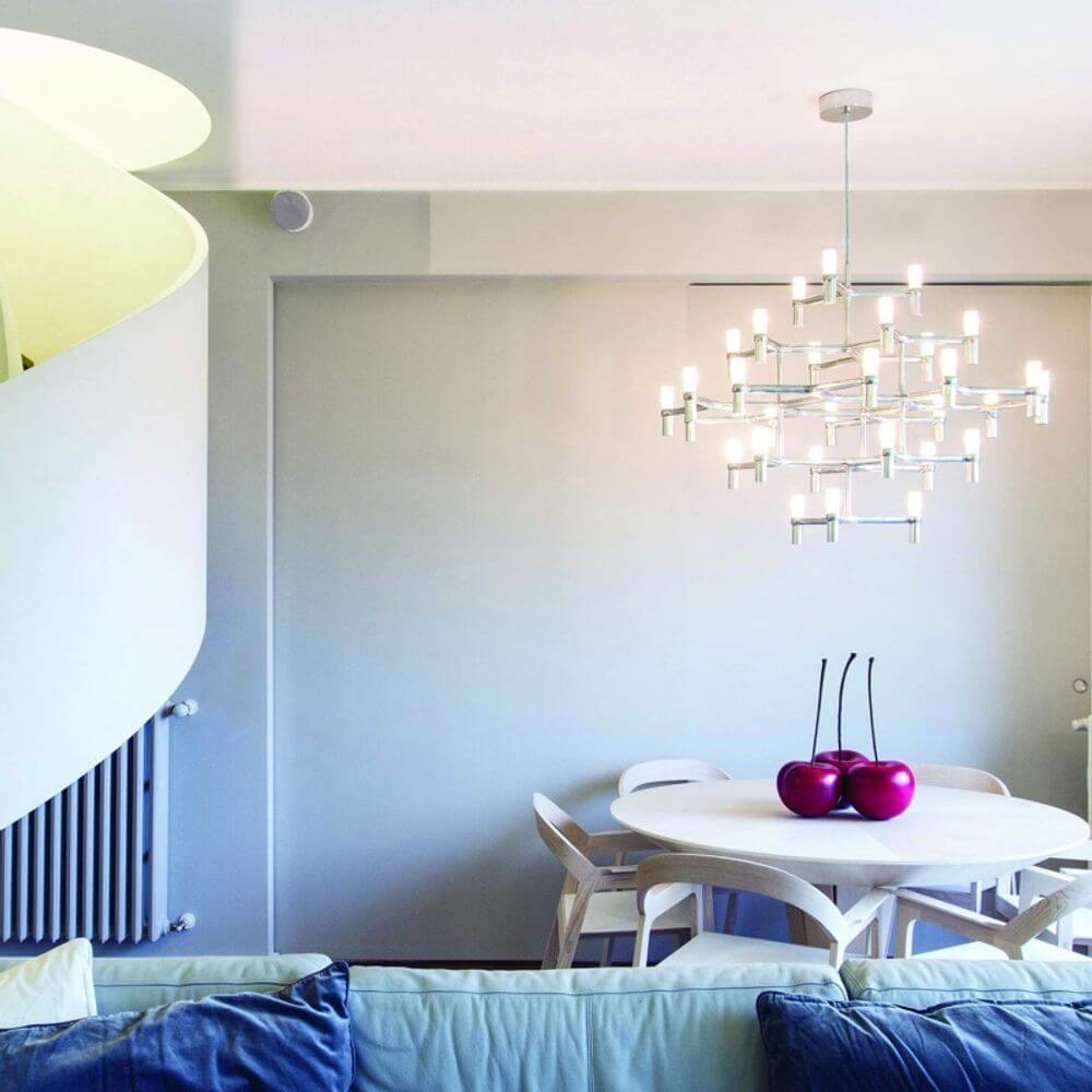 Moderne Hängelampe CROWN im Essbereich, umgeben von einem minimalistischen Interieur und einem Tisch mit Dekoration.