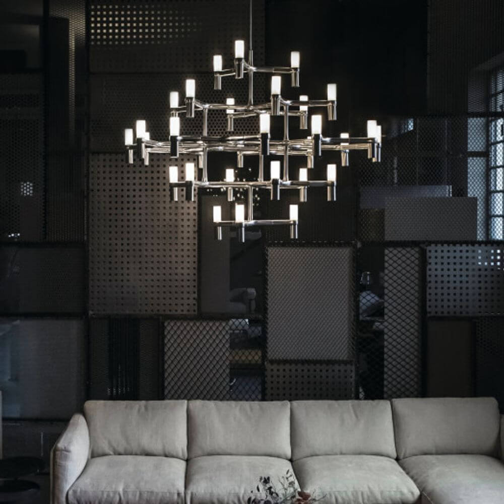 Nemo Crown Major Hängelampe 30-flg. im eleganten Wohnraum über einem modernen Sofa.
