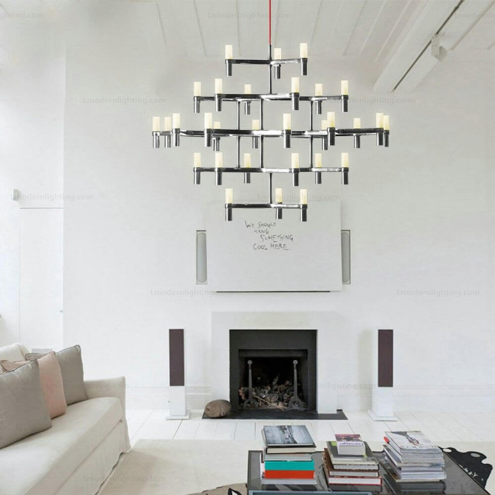 Nemo Crown Major Hängelampe 30-flg. im modernem Wohnraum über einem Kamin.