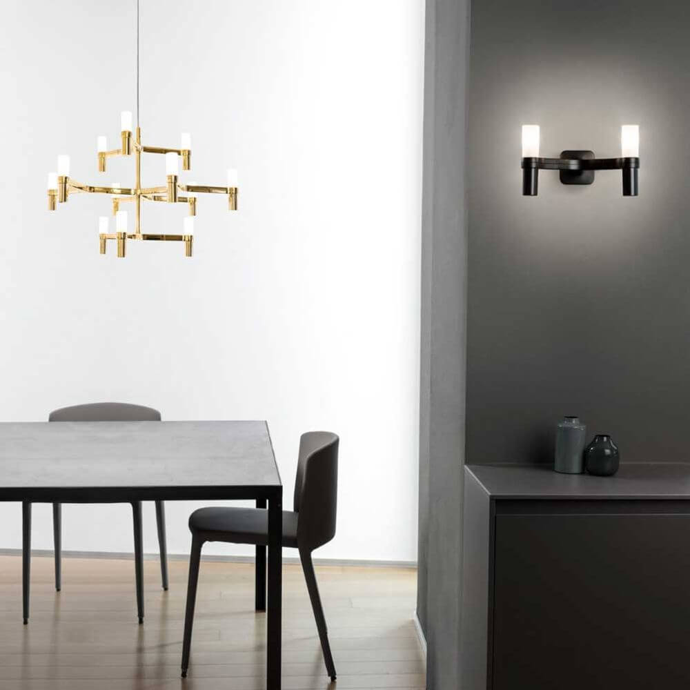 Hängeleuchte und Wandlampe in modernem Design, gold und schwarz, im stilvollen Essbereich mit Tisch und Stühlen.