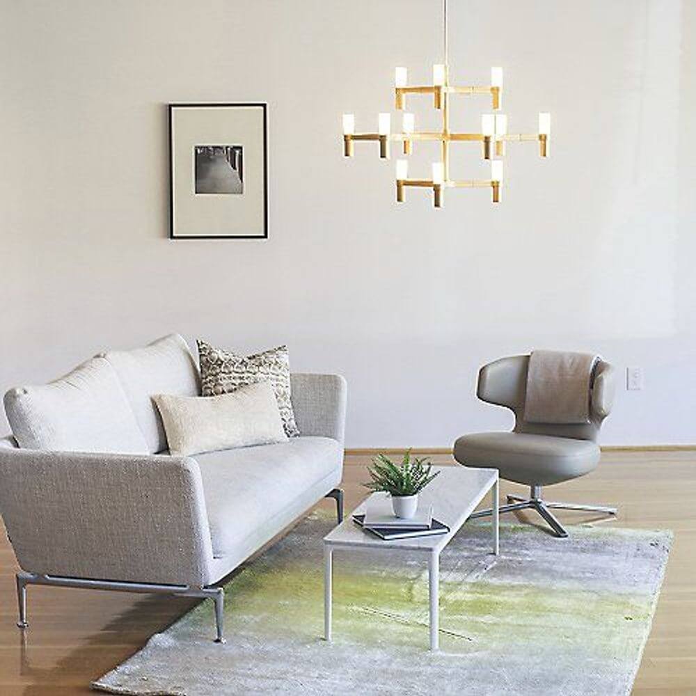 Moderne Einrichtung mit Nemo Crown Minor Hängeleuchte und elegantem Sofa in hellen Tönen.