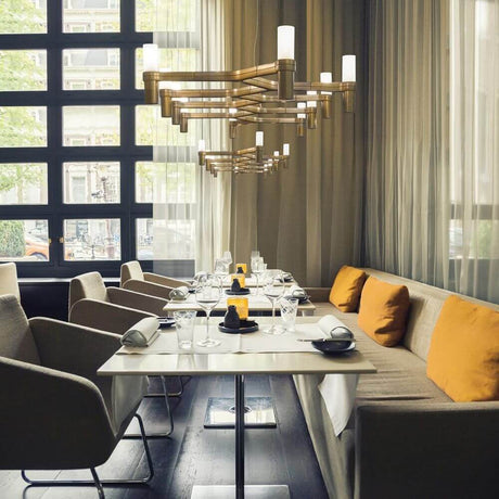 Nemo Crown Plana Linea lampe de table à manger 10 lumières 168 cm dans un restaurant élégant au design moderne.