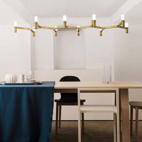 Nemo Crown Plana Linea lampe de table à manger 10 lumières 168 cm au-dessus d’une table à manger moderne dans un espace élégant.