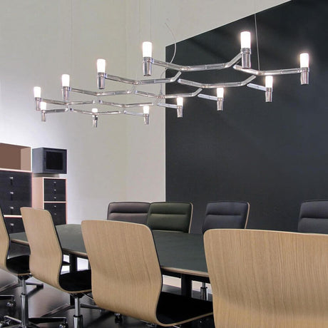 Nemo Crown Plana Major luminaire de table à manger 12 lumières 186 cm installé au-dessus d’une table dans une salle de conférence moderne.
