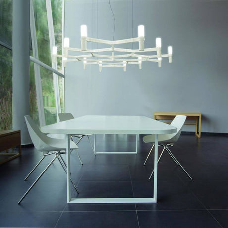 Nemo Crown Plana Mega suspension 12 lumières 172 cm dans une salle à manger moderne au-dessus d’une table blanche.
