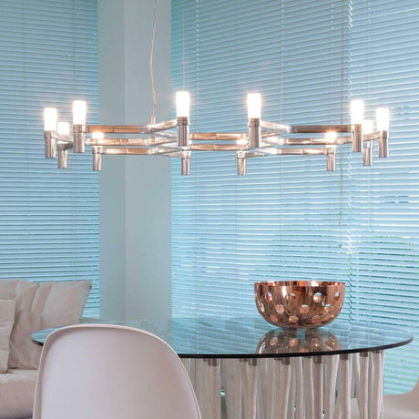 Lustre Nemo Crown Plana Minor à 12 lumières, 113 cm, au-dessus d'une table à manger moderne avec bol en bois.