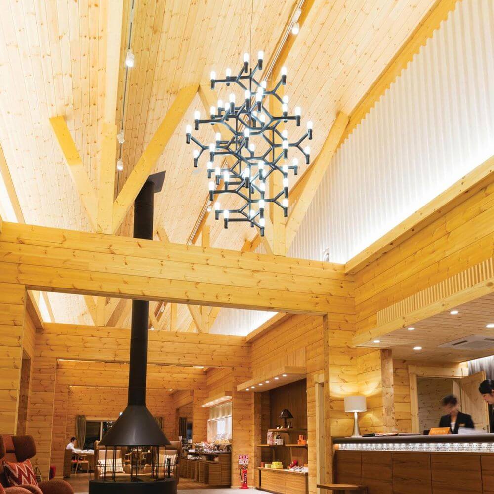 Nemo Crown Summa Hängelampe 48-flg. 157cm in einem modernen, rustikalen Innenraum mit Holzdekor.