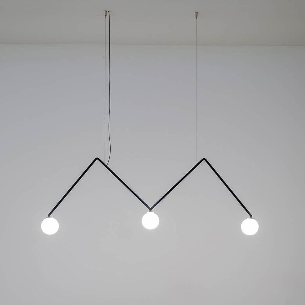 Nemo Dabliu Globe LED Hängeleuchte mit drei Lichtpunkten und kugelförmigen Diffusoren aus Opalglas