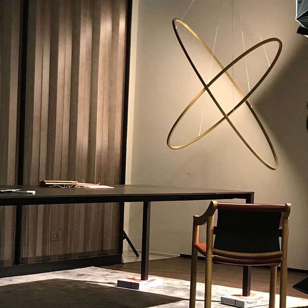 Nemo Ellisse Double LED Hängelampe 135x70cm über einem Tisch in modernem Ambiente.