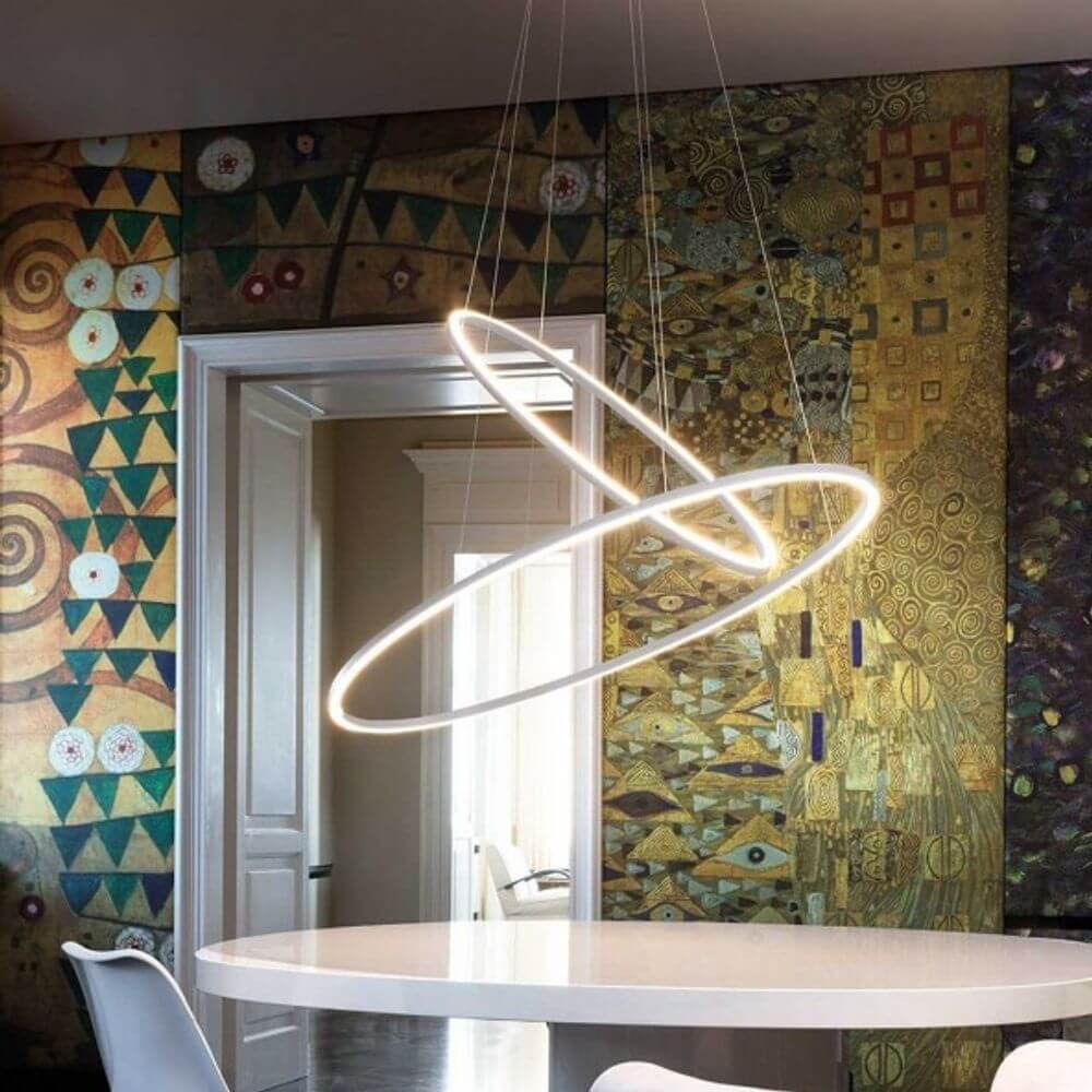 Nemo Ellisse Double Mega LED Hängeleuchte 186x95cm über einem modernen Tisch in stilvollem Raum.