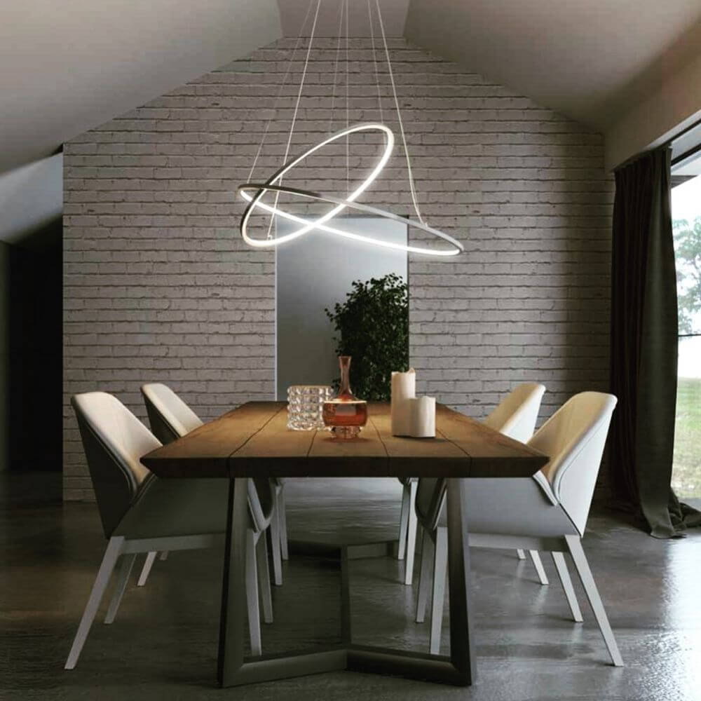 Nemo Ellisse Double Mega LED Hängeleuchte 186x95cm über einem modernen Esstisch mit Stühlen.