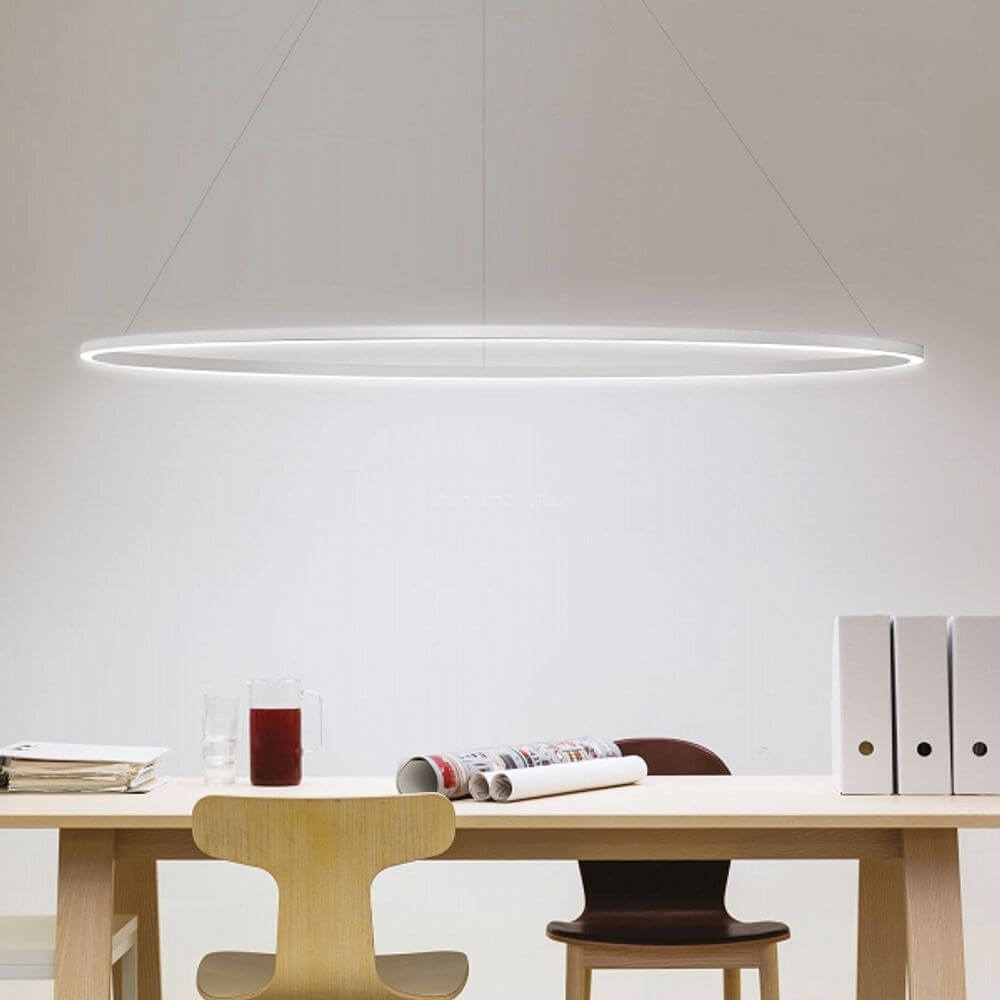 Nemo Ellisse Mega Down LED Hängelampe 186x95cm direkt über einem Tisch in modernem Interieur.