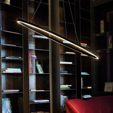 Nemo Ellisse Minor LED lampe suspendue 97x40 cm direct en finition noire, suspendue au-dessus d’une bibliothèque.