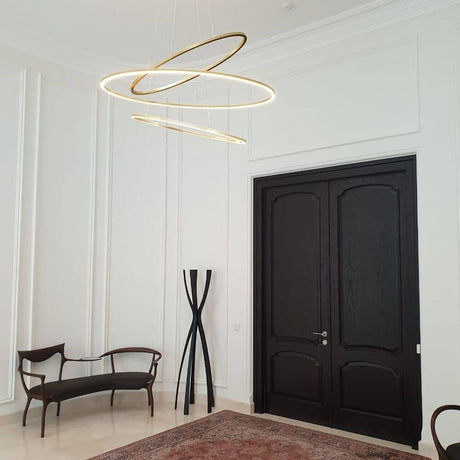 Nemo Ellisse Triple LED Hängelampe 3 Ringe in modernem Raum mit schwarzer Tür und stylischem Möbel.