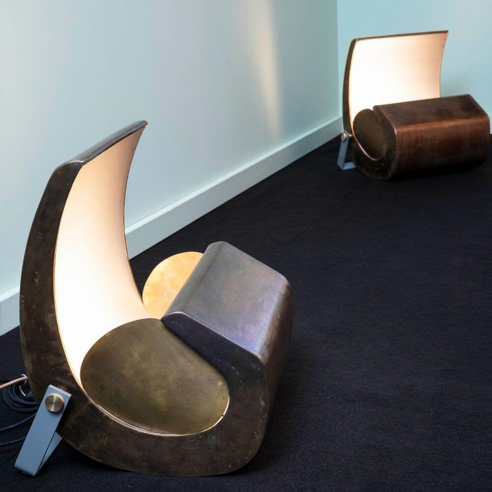 Nemo Escargot Tisch- & Bodenleuchte Limitiert im modernen Design auf schwarzem Boden.