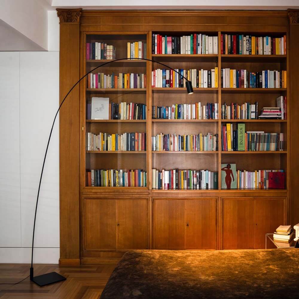 Nemo Fox LED Stehlampe Leselampe im Wohnzimmer mit Bücherregal im Hintergrund.