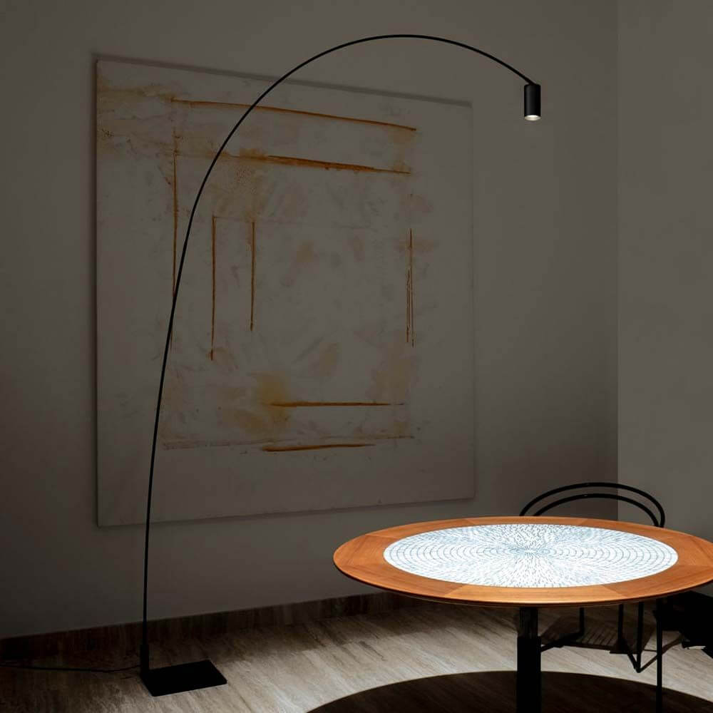 Nemo Fox LED Stehlampe Leselampe in einem stilvollen Raum über einem Holztisch.