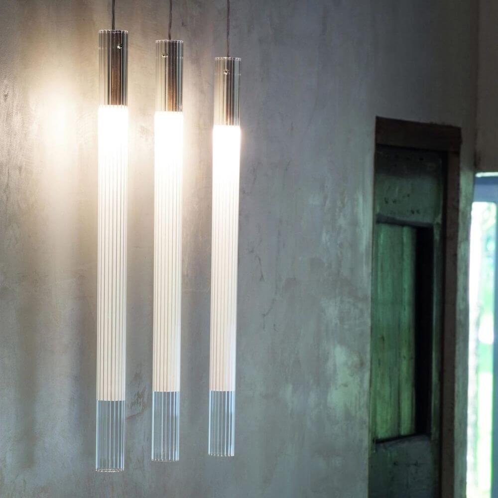 Nemo Ilium 77 Glas Hängeleuchte gerippt mit diffusleuchtenden, gerippten Glasdiffusoren.