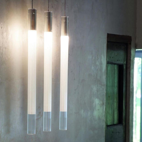 Nemo Ilium 77 suspension en verre nervuré avec diffuseurs en verre nervuré diffusant la lumière.