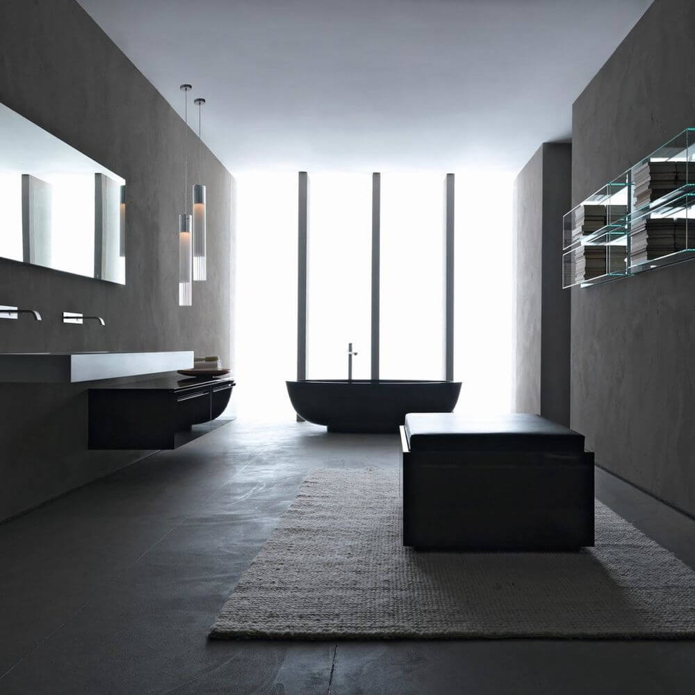 Stilvolles modernes Badezimmer mit freistehender Badewanne, Spiegeln und minimalistischer Einrichtung.