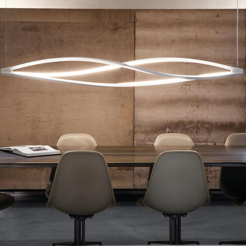 Nemo In The Wind Horizontal LED Hängelampe 183cm über einem modernen Essbereich mit eleganten Stühlen.
