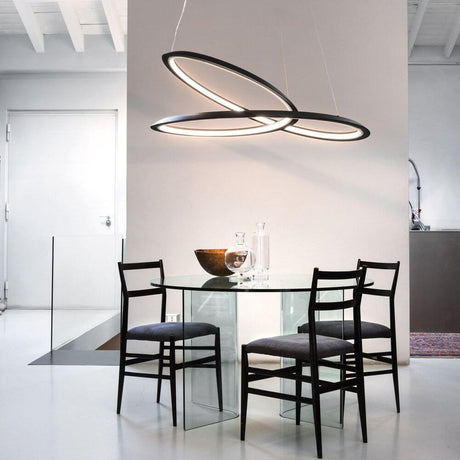Nemo Kepler Downlight LED Hängelampe Ø 110cm über einem modernen Esstisch mit Stühlen.