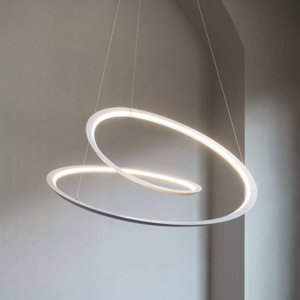 Nemo Kepler Minor Up LED Pendellampe Ø 84cm in modernem, geschwungenem Design mit warmem Licht.