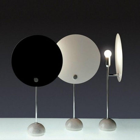 Nemo Kuta Tischlampe für indirektes Licht mit schwarzen und weißen Reflektoren auf marmoriertem Fuß.