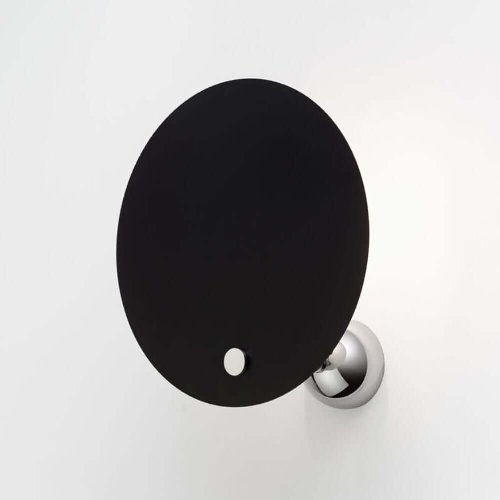 Nemo Kuta Wandlampe für indirektes Licht mit schwarzem Reflektor und verchromter Wandhalterung.