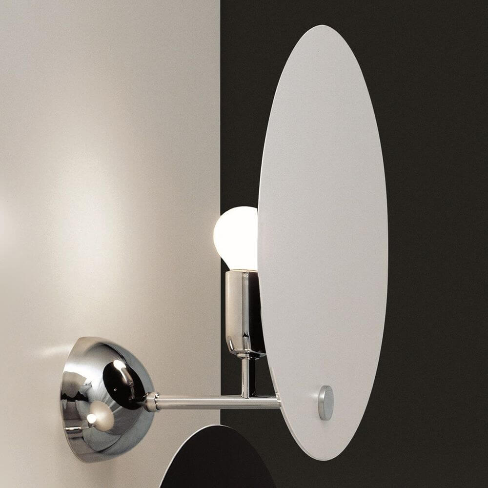 Nemo Kuta Wandlampe für indirektes Licht mit kreisförmigem Schirm und verchromten Details.