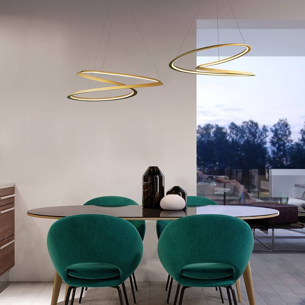Nemo LED-Hängeleuchte Kepler Petite in Gold über einem modernen Esszimmer mit grünen Stühlen.