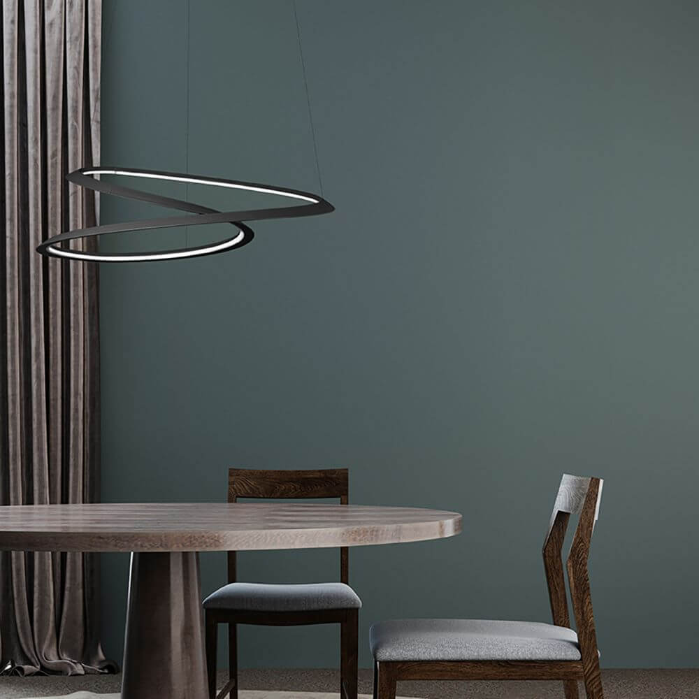 Nemo LED-Hängeleuchte Kepler Petite in einem modernen Esszimmer mit runder Holzplatte und Stühlen.