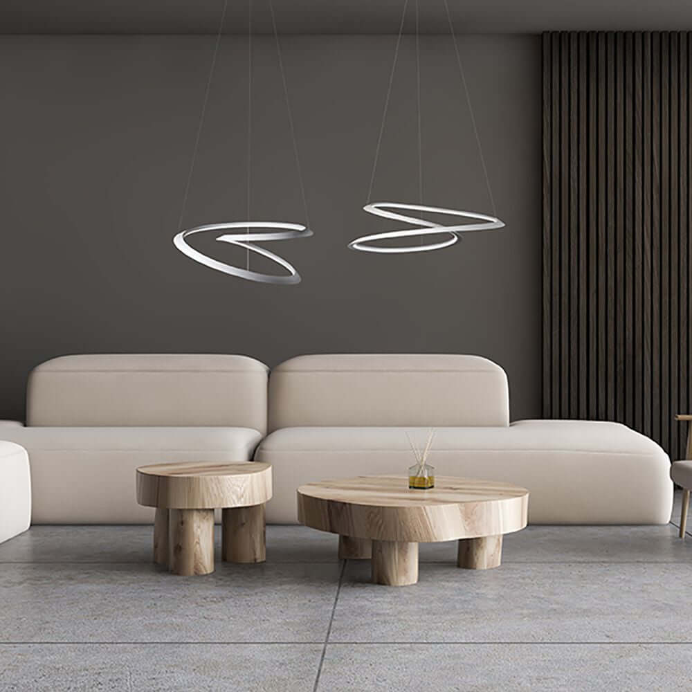 Nemo LED-Hängeleuchte Kepler Petite in modernem Wohnzimmer über einem Holz-Couchtisch.