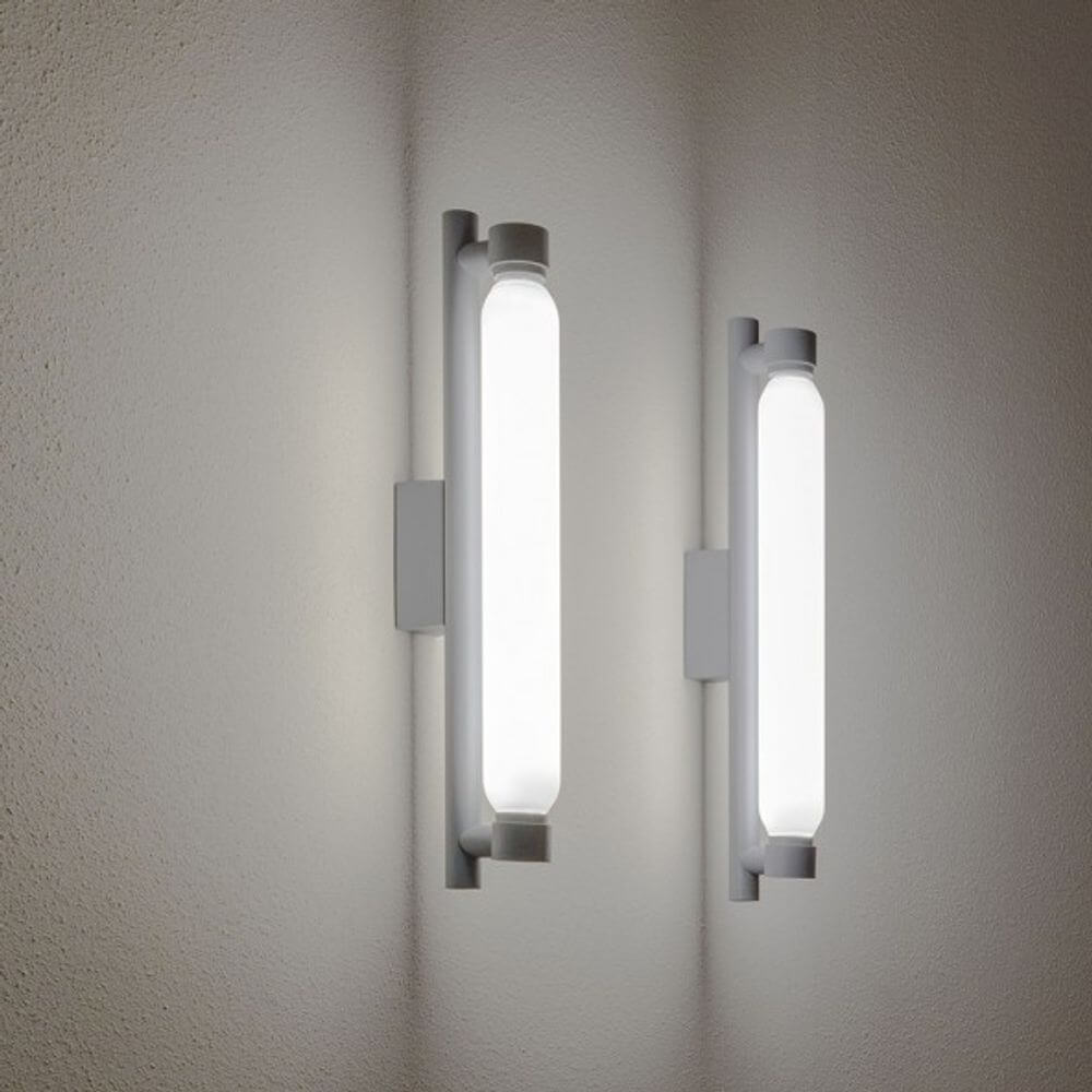 Zwei Nemo La Roche LED Wandlampen an der Wand mit sanftem Licht.