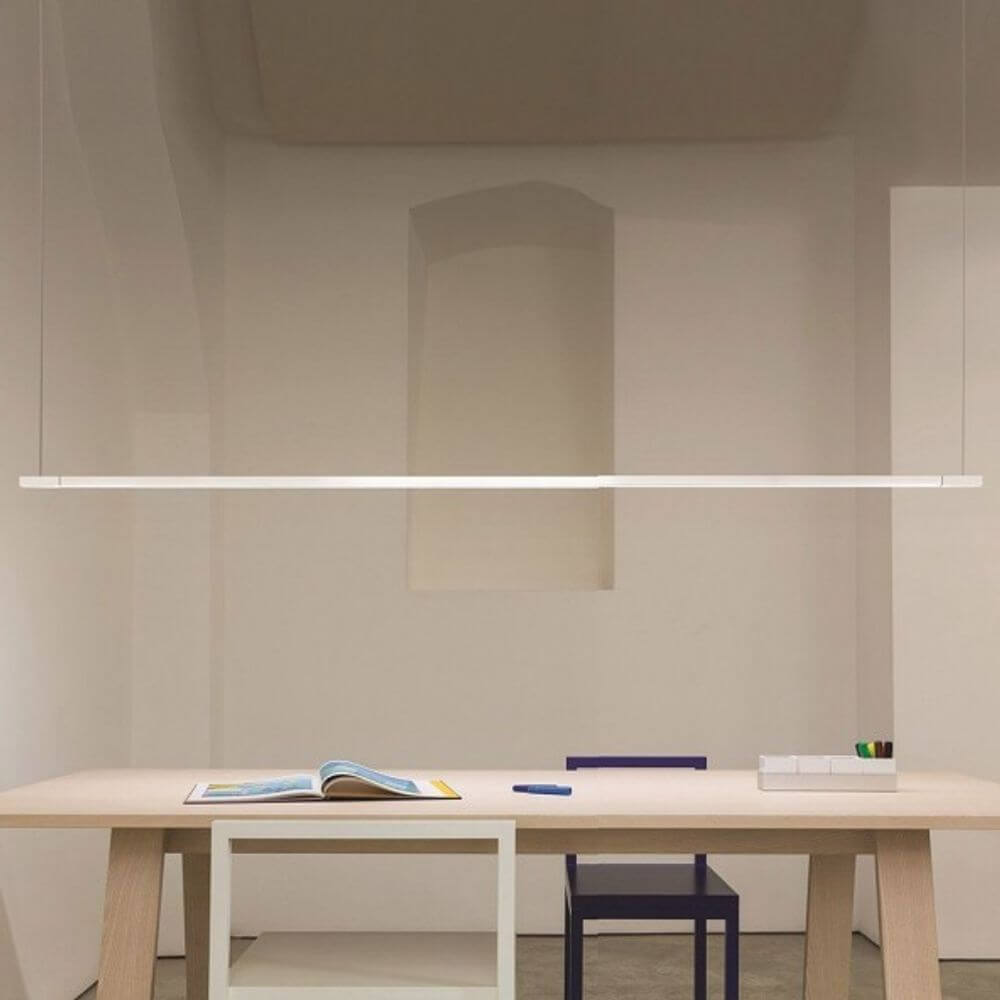 Nemo Linescapes Horizontal 200 LED Hängeleuchte drehbar über einem modernen Tisch in einem minimalistischen Raum.