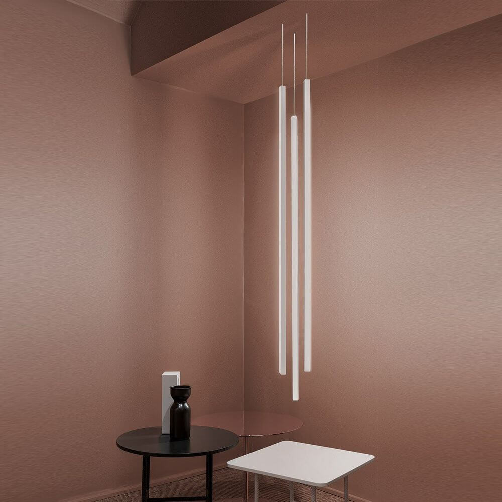 Nemo Linescapes Vertical LED Hängelampe 115cm in modernem Raumdesign mit eleganten Möbeln.