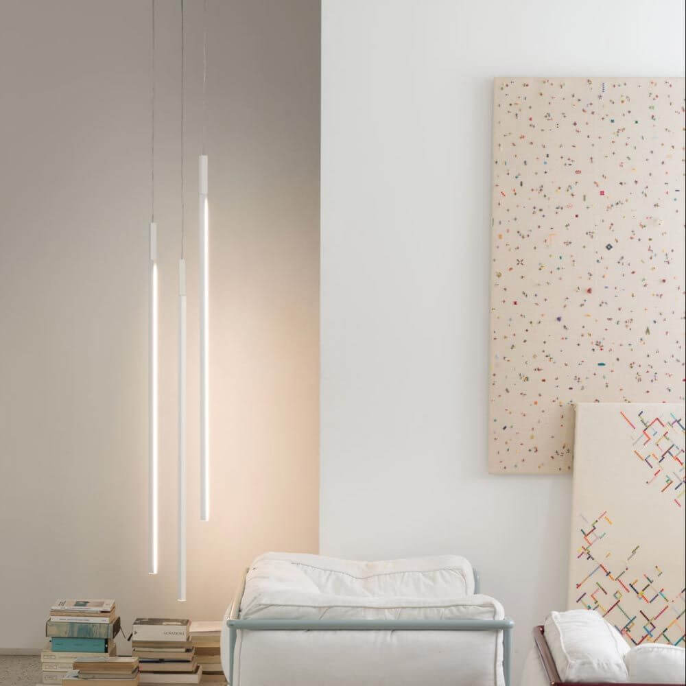 Nemo Linescapes Vertical LED Hängelampe 115cm in einem modernen Wohnraum mit hellem Design.