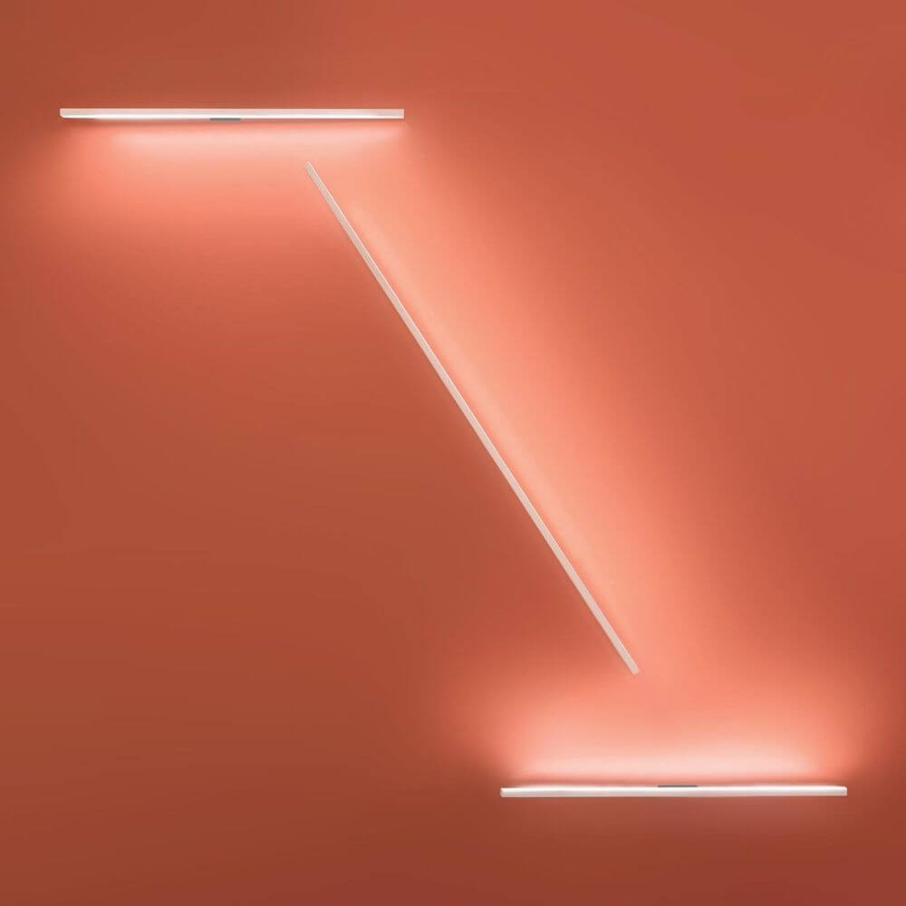 Nemo Linescapes Wall 102 LED Wandlampe in modernem Design an organgefarbenem Hintergrund.