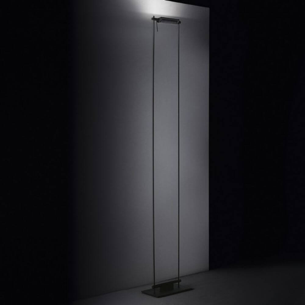 Nemo Logo LED Stehlampe 193cm im eleganten Design, ideal für indirekte Allgemeinbeleuchtung.
