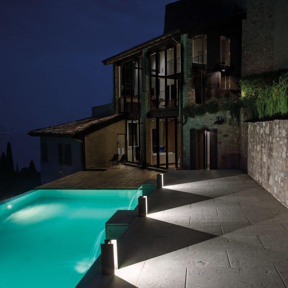 Nemo Mais Plus Que Cela Je Ne Peux Pas LED Pollerleuchte IP65 am Pool im Außenbereich bei Nacht.
