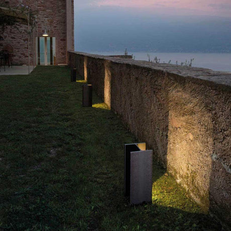 Nemo Mais Plus Que Cela Je Ne Peux Pas LED borne lumineuse IP65 en utilisation dans un espace extérieur.