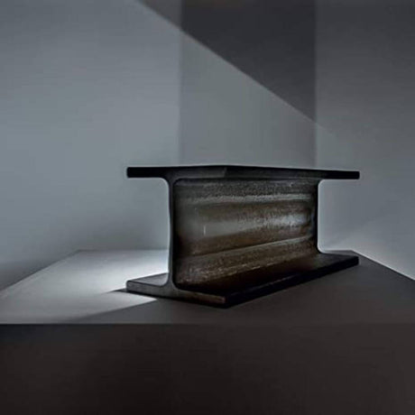 Nemo Mais Plus Que Cela Je Ne Peux Pas LED lampe de table et lampadaire de style industriel sur une table.