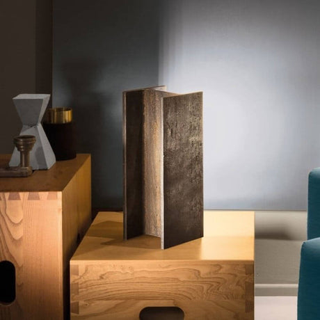 Nemo Mais Plus Que Cela Je Ne Peux Pas LED lampe de table et lampadaire sur une table de style industriel avec lumière indirecte.