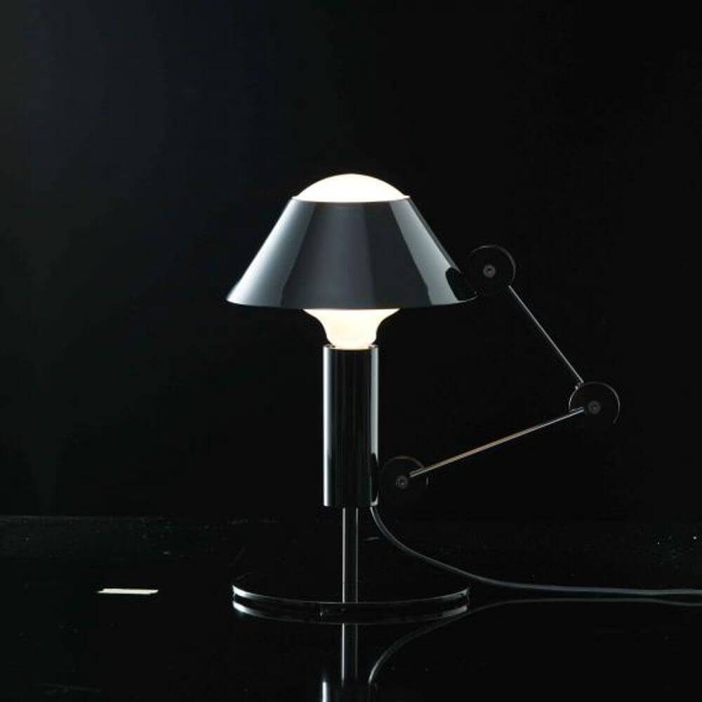 Nemo Mr. Light Tischlampe mit beweglichem Arm und mattschwarz lackierter Metallstruktur auf schwarzem Hintergrund.